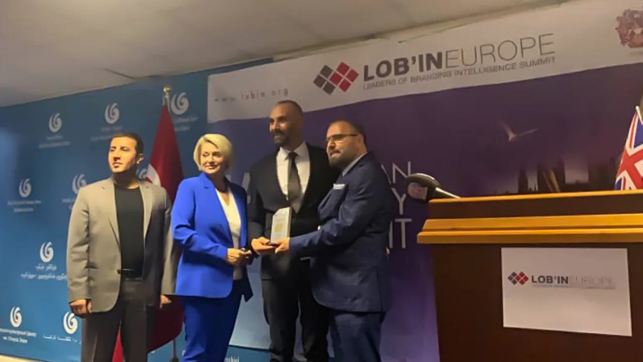 Lob’in Europe Avrupa Kalite Zirvesi sahnesinde EduBritish’e ödülü takdim edilirken