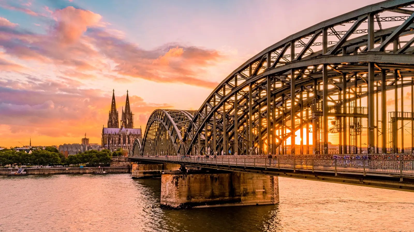 Köln Katedrali ve Hohenzollern Köprüsü gün batımında