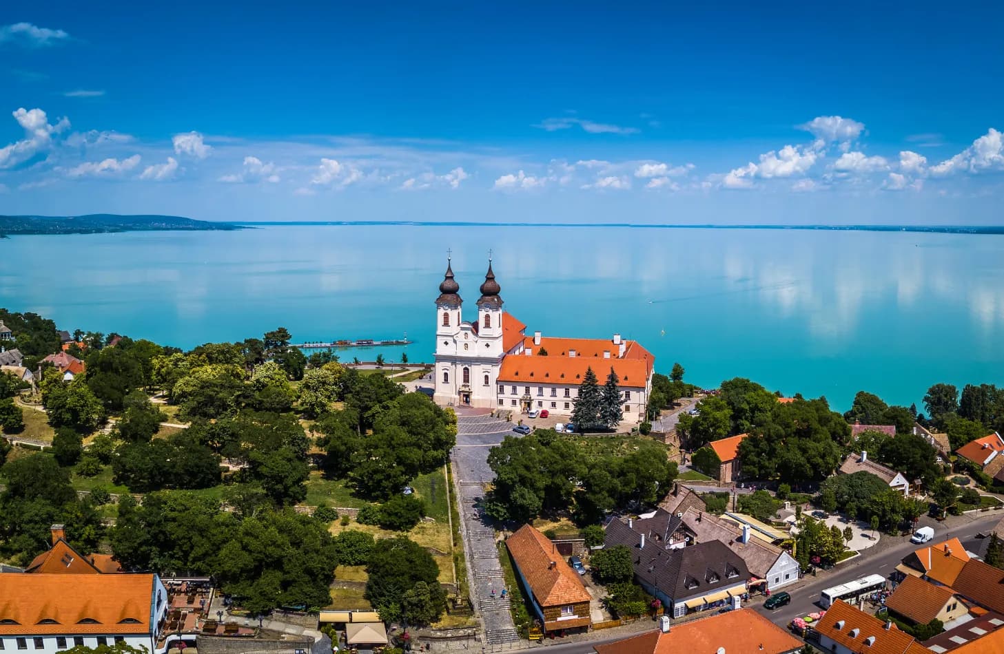 Tihany Benedikten Manastırı ve Balaton Gölü
