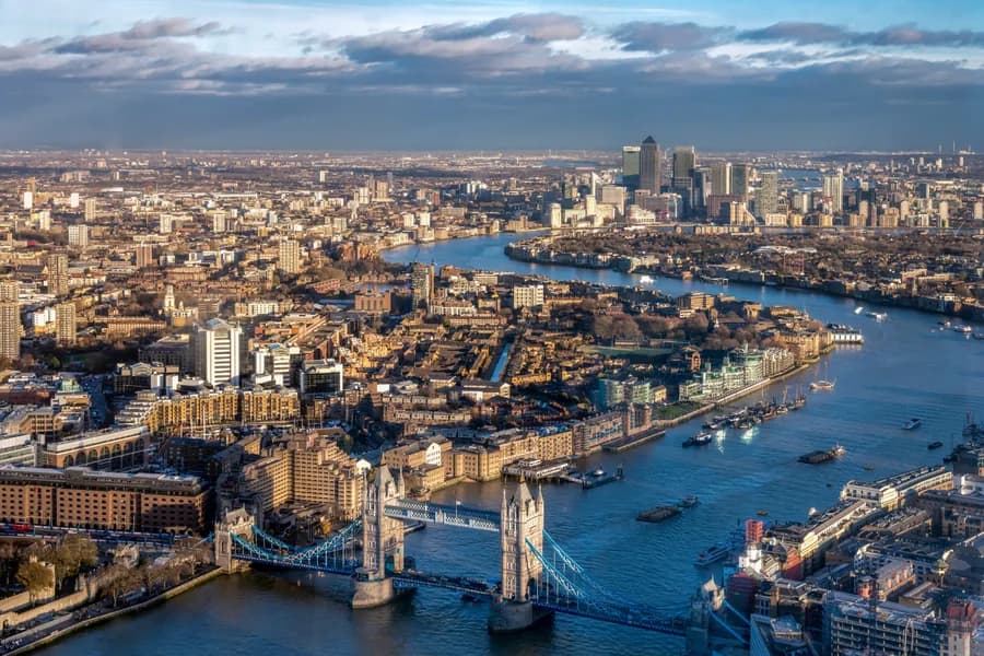 İngiltere — Dünyanın en prestijli üniversiteleri, Oxford ve Cambridge dahil.